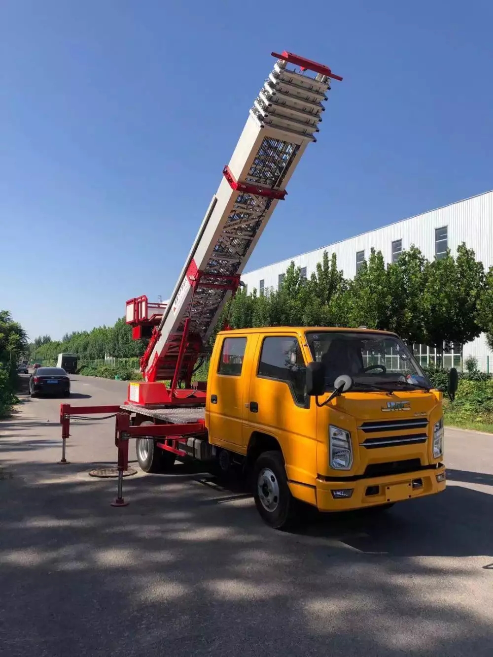 阳原县附近的云梯车出租服务：轻松解决高空作业需求